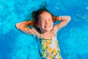 enfant dans piscine